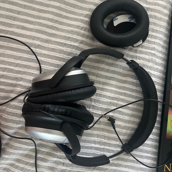 Boss plug in headphone